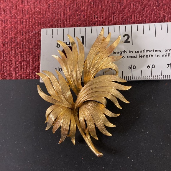 Vintage Lisner golden brooch Guc 2" x 2.25" - Picture 10 of 10
